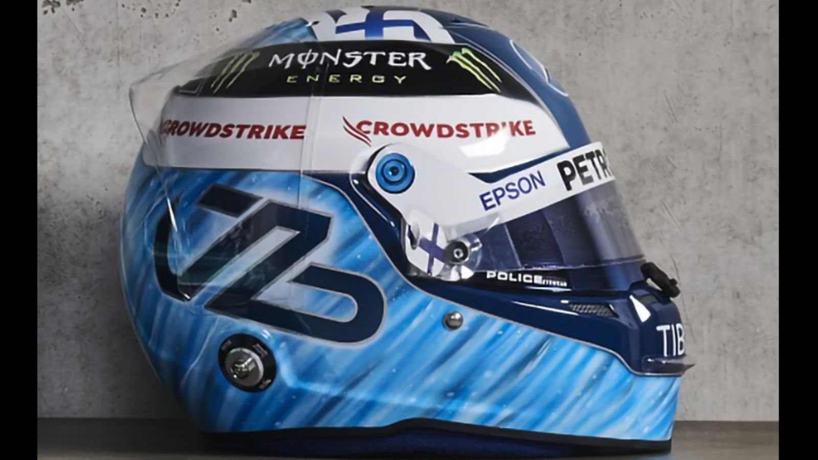 
                <strong>Valtteri Bottas (Mercedes)</strong><br>
                Bei jener Präsentation war auch der Helm von Hamiltons Teamkollegen Valtteri Bottas zu sehen. Dieser ist überwiegend hellblau, was an Bottas' Heimatland Finnland angelehnt ist.
              