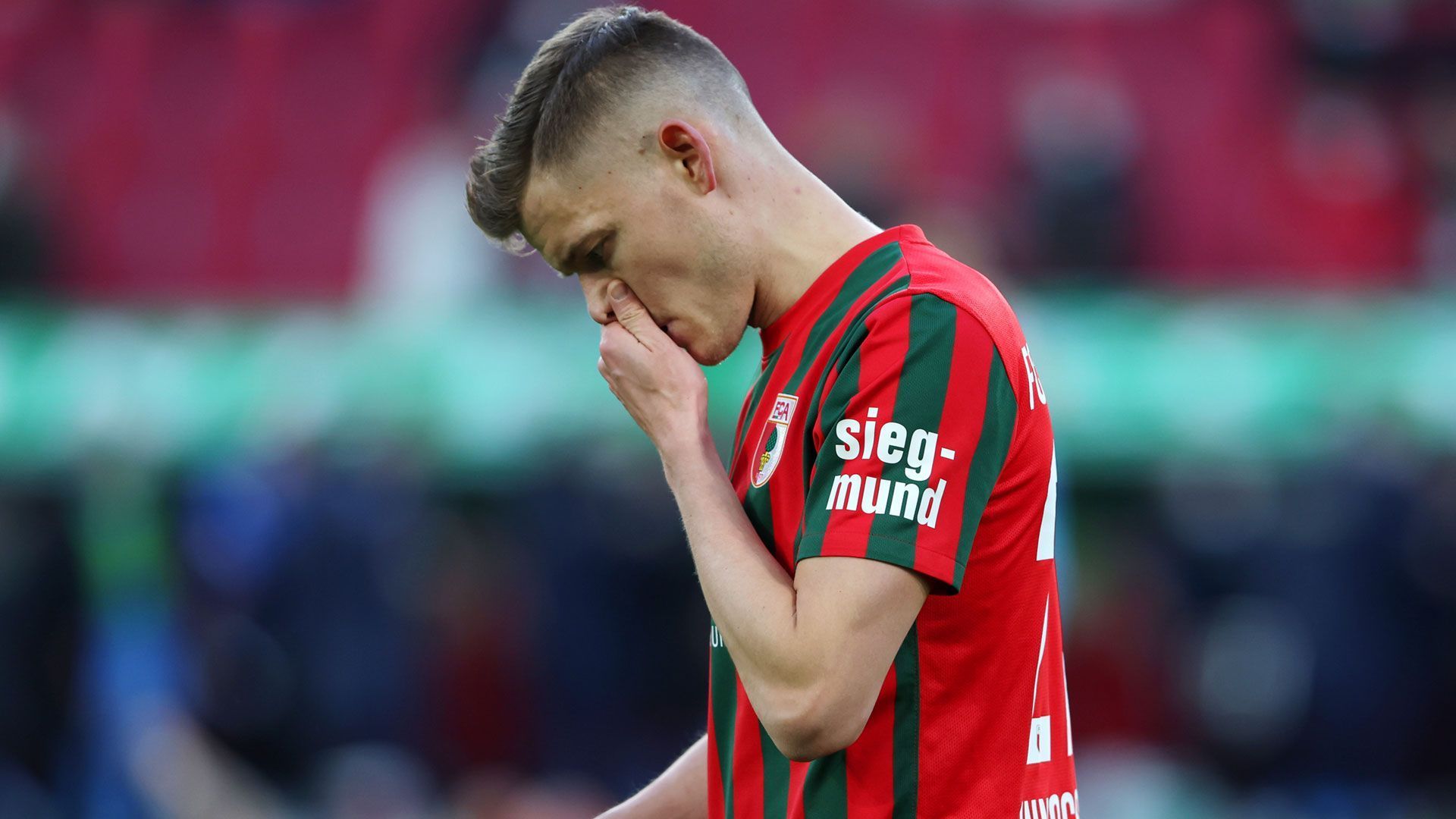 
                <strong>Platz 14: FC Augsburg (32 Punkte)</strong><br>
                Der FC Augsburg spielt seine mittlerweile zehnte Saison in Serie in der Bundesliga. Fast jedes Jahr steckten die Schwaben seitdem unten drin, konnten den Abstieg aber immer abwenden. Ausgerechnet in der Jubiläumssaison droht nun der Abstieg. Der Vorsprung auf den Relegations-Platz beträgt nach 29 Spielen nur sechs Punkte.
              