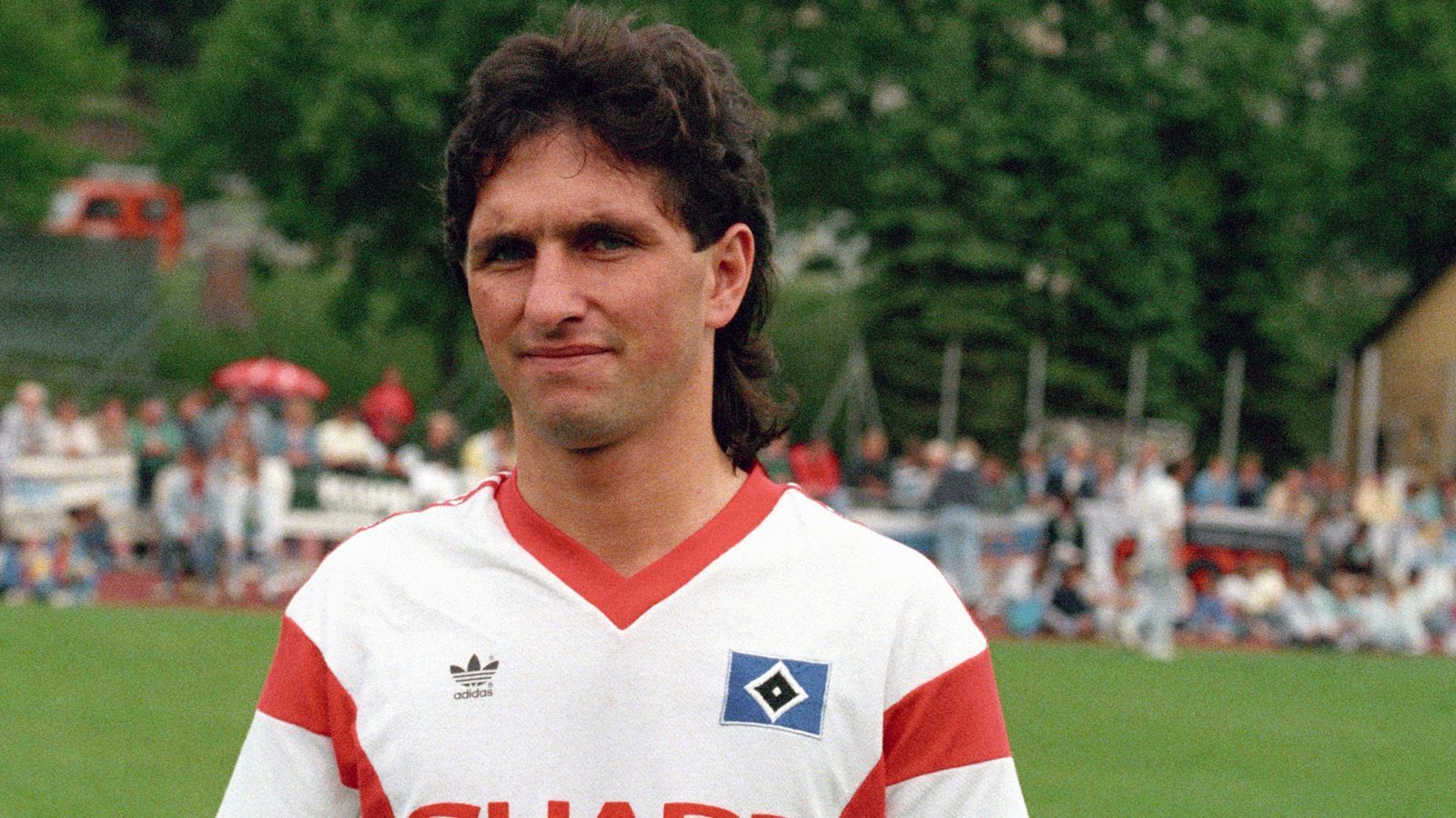 
                <strong>Bruno Labbadia</strong><br>
                Ende der 80er-Jahre betrat Bruno Labbadia beim Hamburger SV die Bundesliga-Bühne, nachdem er sich zuvor bei seinem Heimatverein SV Darmstadt in der 2. Bundesliga ins Blickfeld schoss. Der Stürmer, schon damals frisurtechnisch voll im Trend, traf in seiner weiteren Laufbahn sowohl in der Bundesliga als auch 2. Bundesliga für diverse Klubs dreistellig. Heute ist Labbadia als Trainer mal wieder auf Retter-Mission, aktuell beim VfB Stuttgart.
              