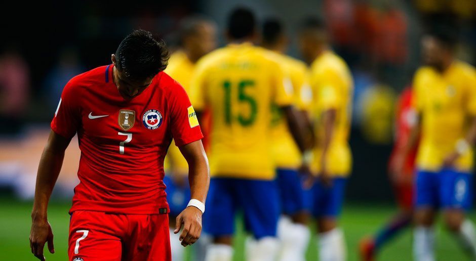 
                <strong>Chile</strong><br>
                Der Copa-America-Sieger von 2015 und 2016 fährt nicht nach Russland! Als Sechster reichte es für Chile nicht mal für einen Platz in den Playoffs. Zum letzten Mal fehlte die chilenische Nationalmannschaft 2006 bei einer WM-Endrunde. 
              