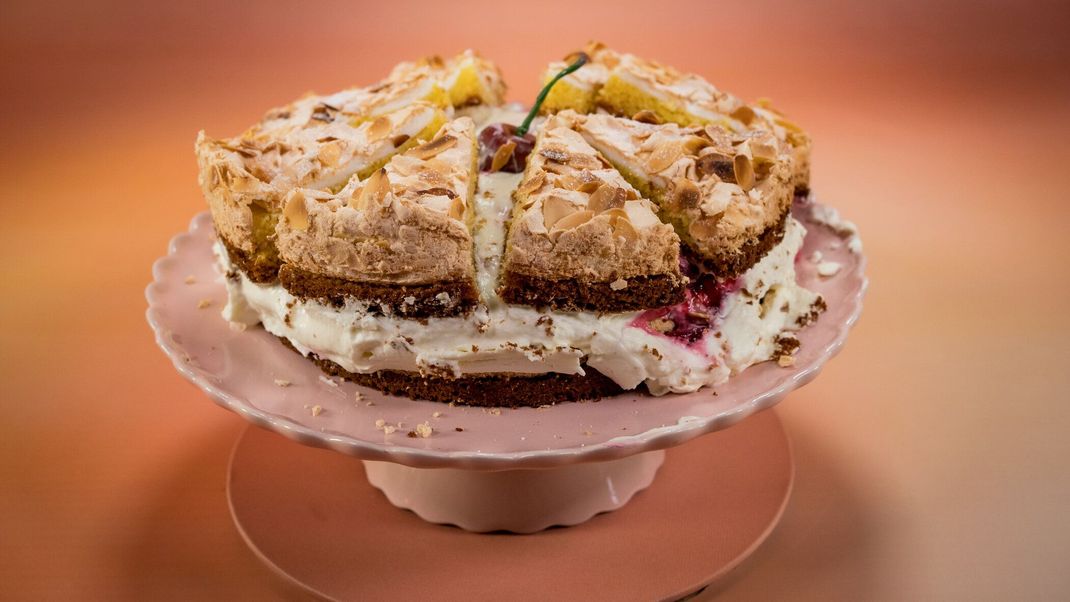 Sandböden mit gebackenem Mandel-Baiser, Vanille-Mascarpone-Sahne und abgebundenen Kirschen