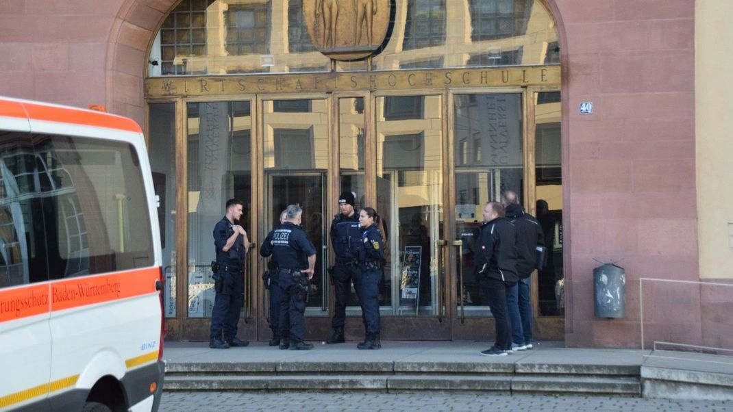 Einsatzkräfte der Polizei vor der Universität in Mannheim. Ein mutmaßlicher Randalierer in der Bibliothek der wirtschaftswissenschaftlichen Fakultät wurde angeschossen.