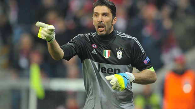 
                <strong>Tor: Gianluigi Buffon (Juventus Turin)</strong><br>
                Tor: Gianluigi Buffon (Juventus Turin). Gigi Buffon ist eine lebende Legende - in Italien und für Juventus Turin. Seit 2001 steht der 38-Jährige bei der "Alten Dame" zwischen den Pfosten. Kurzlich knackte er einen alten Rekord in der Serie A von Sebastiano Rossi aus der Saison 1993/94: Buffon blieb 930 Minuten in der Liga ohne Gegentor. So lange hielt noch keiner vor ihm seinen Kasten dicht. Buffon wird mit dem Alter anscheinend immer besser.
              