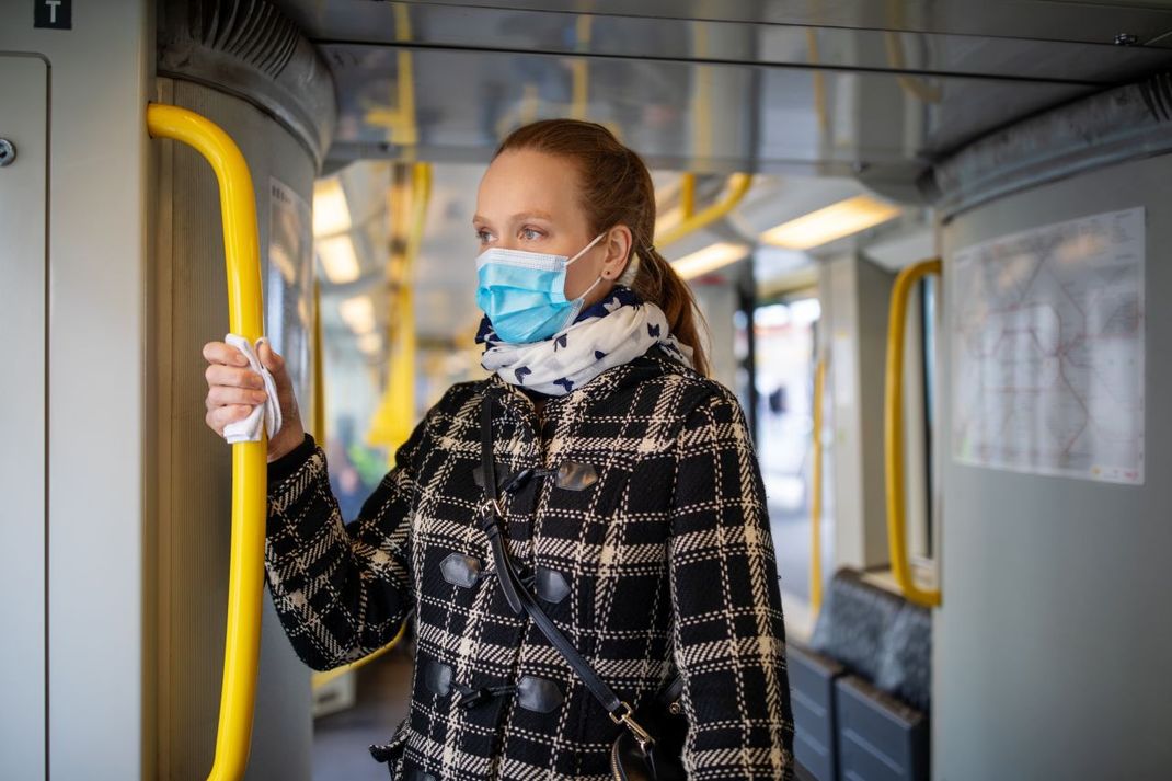 In vielen Bundesländern ist das Tragen einer Maske in Bussen und Bahnen Pflicht.