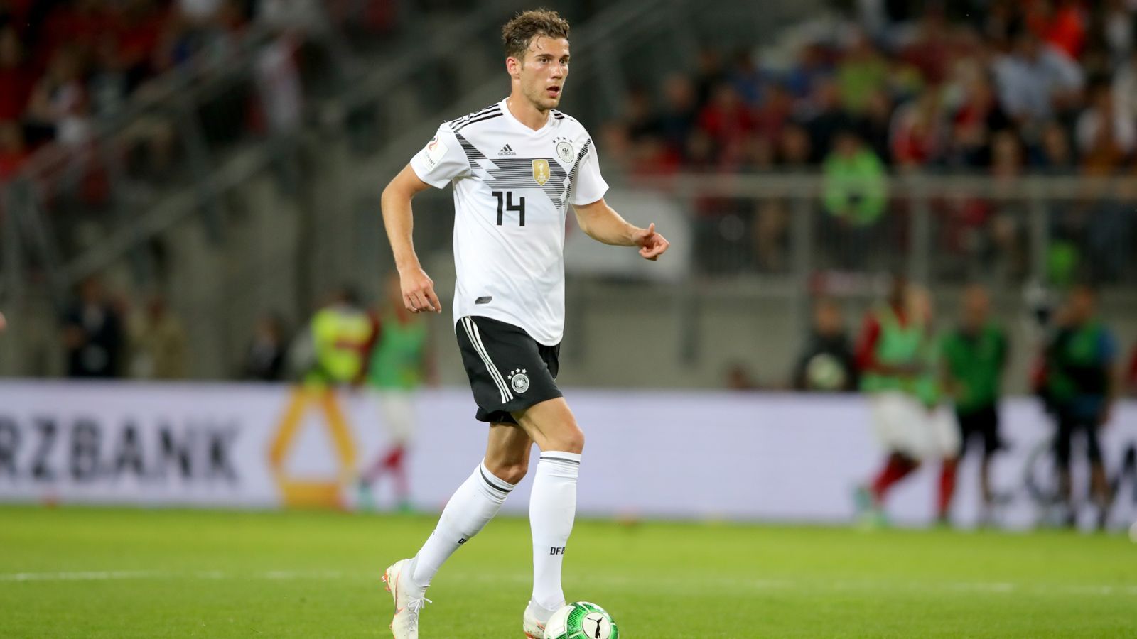 
                <strong>Leon Goretzka</strong><br>
                Unser X-Faktor im Auftaktspiel. Goretzka spielt wie schon beim Confed Cup vor einem Jahr in der offensiven Zentrale gegen Mexiko. Im Halbfinale schoss der 23-Jährige damals zwei schnelle Tore und die DFB-Elf auf die Siegerstraße. Und zwar nicht von ungefähr: Goretzka geht öfter als Konkurrent Mesut Özil mit in die Spitze, sprintet in die Schnittstellen der Abwehr und schafft Tiefe - eine Qualität, die gegen die kompakten Mittelamerikaner sicher nötig sein wird. Hinzu kommen seine Kopfballstärke und seine physische Präsenz, auch im Spiel gegen den Ball. Da bleibt Özil nur ein Platz auf der Bank, egal ob angeschlagen oder fit. Goretzka war unser Sieggarant gegen Mexiko 2017 - und darf das 2018 gern wieder sein.
              