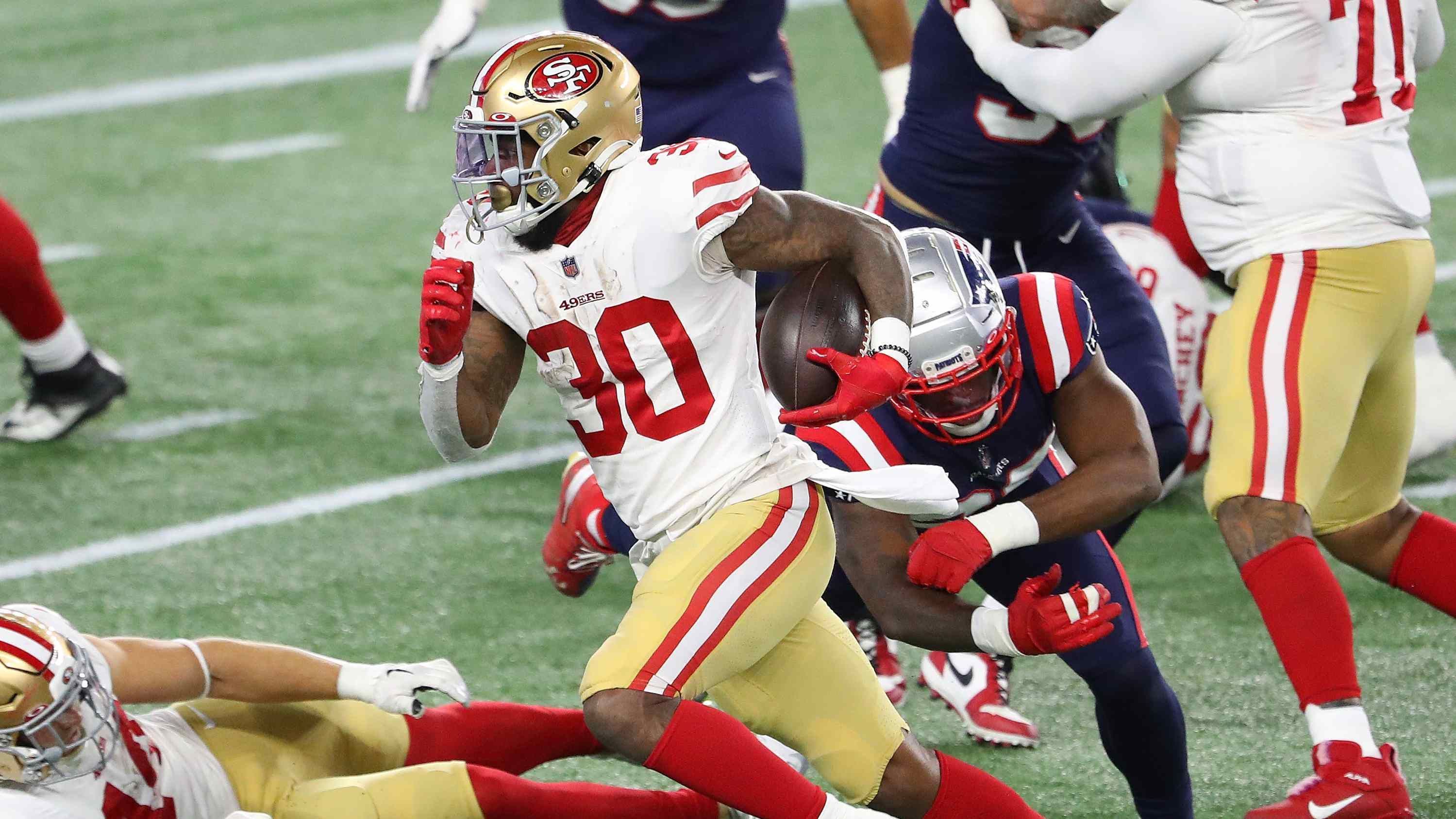 
                <strong>Running Back: Jeff Wilson - 29 Punkte</strong><br>
                Wie nahe Freud und Leid beieinander liegen, demonstrierte Running Back Jeff Wilson von den San Francisco 49ers an diesem Spieltag. Gegen die New England Patriots erzielte der 24-Jährige 112 Rushing Yards und drei Rushing Touchdowns. Die Freude über diesen Erfolg war nur von kurzer Dauer, so verletzte sich Wilson gegen Ende der Partie und wird den 49ers mehrere Wochen fehlen. Falls ihr einer der wenigen Glücklichen wart, die Wilson aufgestellt haben, könnt ihr euch über satte 29 Punkte freuen. 
              