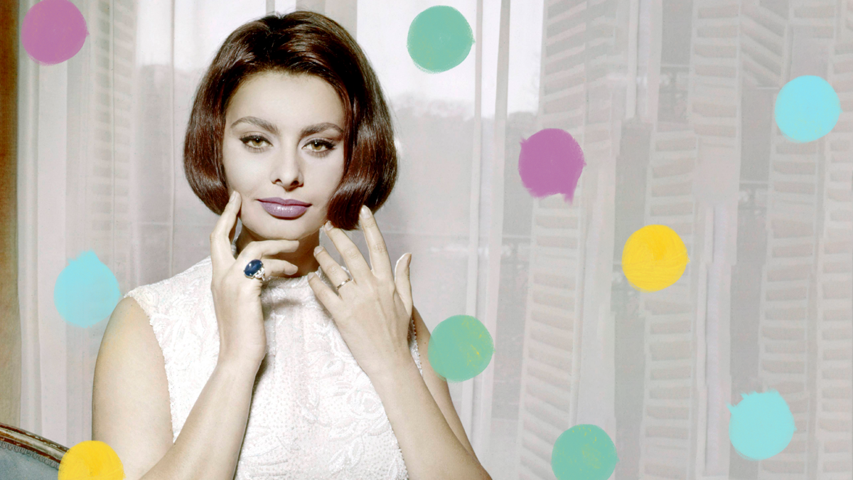 Ein Signature-Look der Schauspielerin: Knallige Lippen. Welche Farbnuancen Sophia Loren gerne trug, lest ihr hier. 