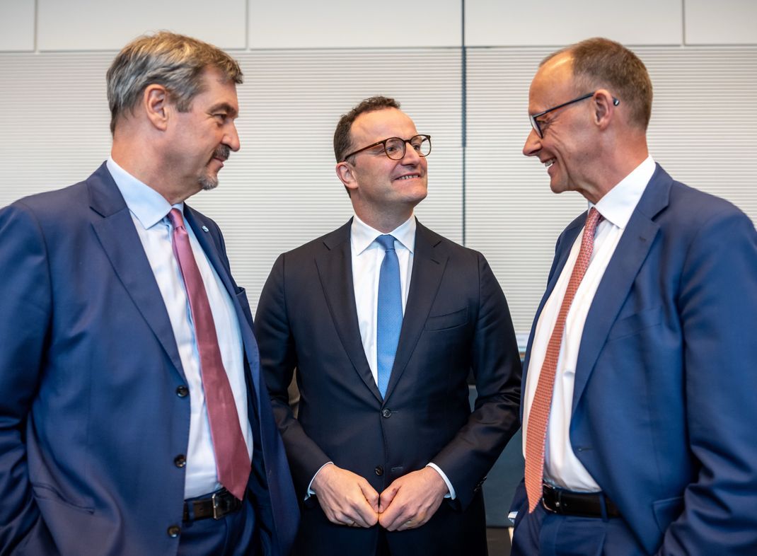 Jens Spahn (Mitte) übernimmt den Posten von Friedrich Merz (rechts).