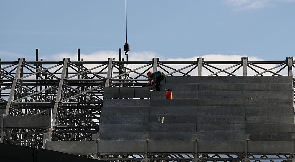 
                <strong>Umbau am Zentralstadion Jekaterinburg</strong><br>
                Die neuen Gebilde hinter den beiden Toren bestehen aus Stahlrohren, auf denen die neuen Plätze installiert werden.
              