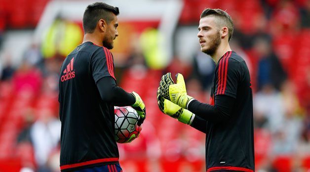 
                <strong>Sergio Romero und David De Gea (Manchester United)</strong><br>
                Sergio Romero und David De Gea: Das argentinisch-spanische Torwart-Duo bei Manchester United ist erst ganz kurz zusammen, aber trotzdem sind beide bereits zu Einsätzen gekommen. Weil De Geas (re.)Wechsel zu Real Madrid platzt, wird das Duo mindestens bis zum Sommer 2016 zusammenarbeiten, wohl mit Vorteilen für De Gea.
              