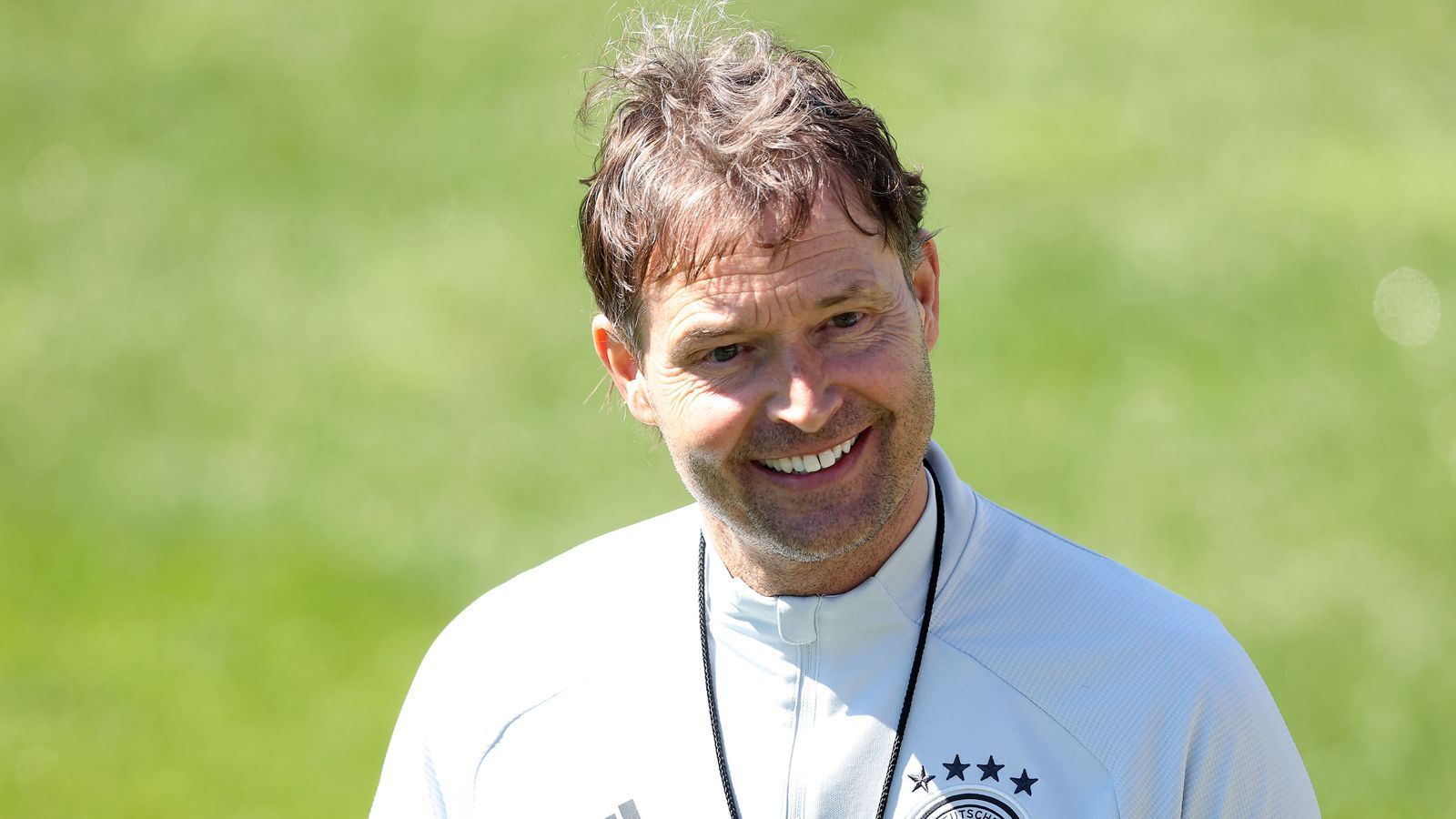 
                <strong>Marcus Sorg (Co-Trainer)</strong><br>
                Der einzige verbliebene Assistent aus dem Team von Vorgänger Löw. Sorg kam im März 2016, übrigens auf Empfehlung des damaligen DFB-Sportdirektors Hansi Flick, als Co-Trainer zum A-Team, um Löw bei der Vorbereitung auf die EM 2016 zu unterstützen. Löw war von Sorgs Arbeit sehr angetan und installierte Sorg fix als Co-Trainer und Bindeglied zum Juniorenbereich. Am 8. Juni 2019 coachte Sorg die Nationalelf im EM-Quali-Spiel in Weißrussland in Vertretung hauptverantwortlich für Löw, der krankheitsbedingt ausfiel. Deutschland gewann mit 2:0.  
              