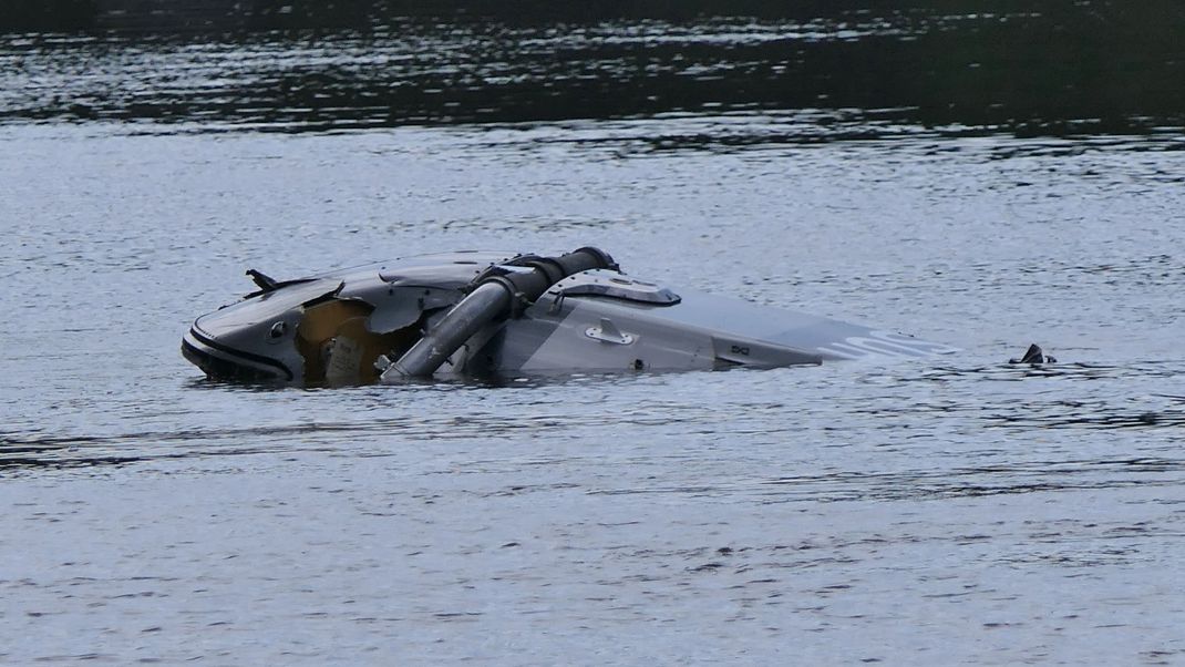 Ein Helikopter ist in der Nähe von Grimma in Sachsen in einen Fluss gestürzt. 