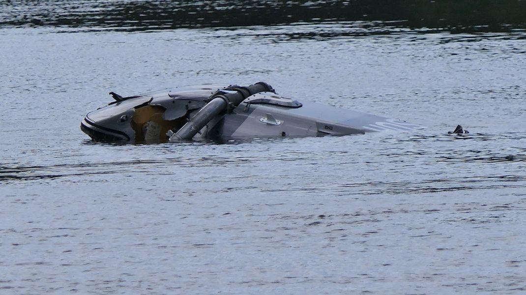 Ein Helikopter ist in der Nähe von Grimma in Sachsen in einen Fluss gestürzt.
