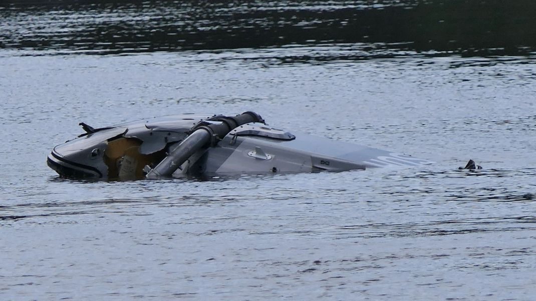Ein Helikopter ist in der Nähe von Grimma in Sachsen in einen Fluss gestürzt. 