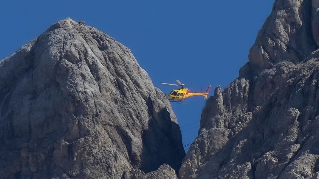 Ein Rettungshubschrauber überfliegt den Punta-Rocca-Gletscher in der Nähe von Canazei in den italienischen Alpen (Symbol).