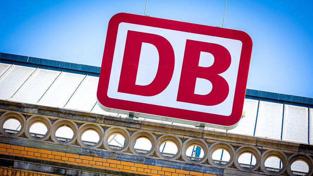 Das Logo der Deutschen Bahn an einemHauptbahnhof.