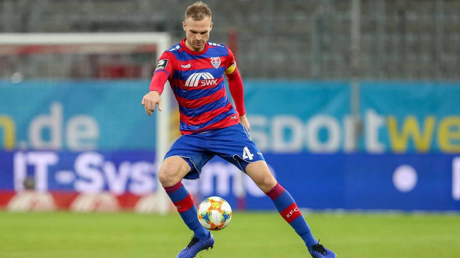 
                <strong>Jan Kirchhoff (Spieler KFC Uerdingen)</strong><br>
                Immerhin schon 13 Mal lief der frühere deutsche Meister und Pokalsieger Jan Kirchhoff 2019/20 für den KFC Uerdingen auf. Der 29-Jährige, der auf Stationen wie Bayern München, Mainz, Sunderland oder Bolton zurückblickt, kam im Sommer 2019 von Magdeburg zu den Krefeldern und unterschrieb für zwei Jahre. Kirchhoff bringt die Erfahrung von 80 Bundesliga- und 22 Premier-League-Spielen mit. Bevor er Anfang 2019 in Magdeburg unterkam, stand aber für den immer wieder verletzten 1,95-Meter-Hünen sogar das Karriereende im Raum. "Wenn sich im Winter kein Verein um mich bemüht hätte, bei dem ich das richtige Gefühl habe, wäre ich den Schritt Richtung Karriereende vermutlich gegangen", sagte Kirchhoff im "Kicker". Nun kickt der ehemalige U21-Nationalspieler immerhin regelmäßig in der 3. Liga.
              