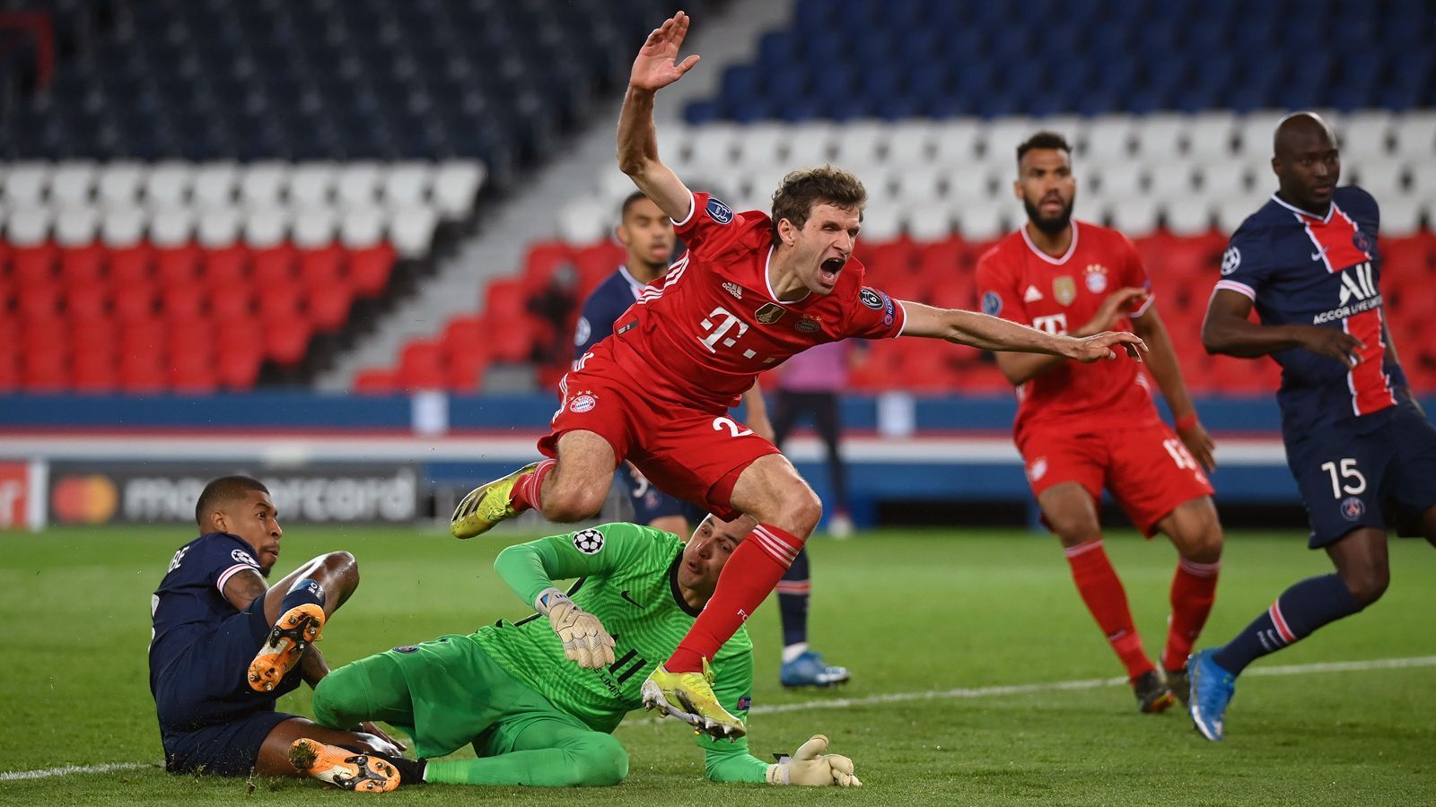 
                <strong>Champions-League-Aus gegen PSG</strong><br>
                Im restlichen Frühjahr 2021 agierten die Bayern zumeist souverän, konnten aber in der Neuauflage des Champions-League-Finals gegen Paris St. Germain dennoch nicht das Aus in der Königsklasse verhindern. Im Viertelfinale scheiterte die Flick-Elf trotz eines 1:0-Erfolges im Rückspiel in Frankreichs Hauptstadt. Zuhause verlor der Titelverteidiger die erste Begegnung mit 2:3 und schied daher aufgrund der Auswärtstorregel aus. Somit wird Flick seine zweite Saison - und damit gleichzeitig seine Ära auf der Bayern-Bank - "nur" mit dem Meistertitel beenden. Diesen hat der FCB erneut vorzeitig eingefahren. Flicks Zukunft könnte beim DFB liegen, wo ein Nachfolger für Bundestrainer Joachim Löw gesucht wird. Auf Flick folgt an der Säbener Straße hingegen der Noch-Leipzig-Coach Julian Nagelsmann. 
              