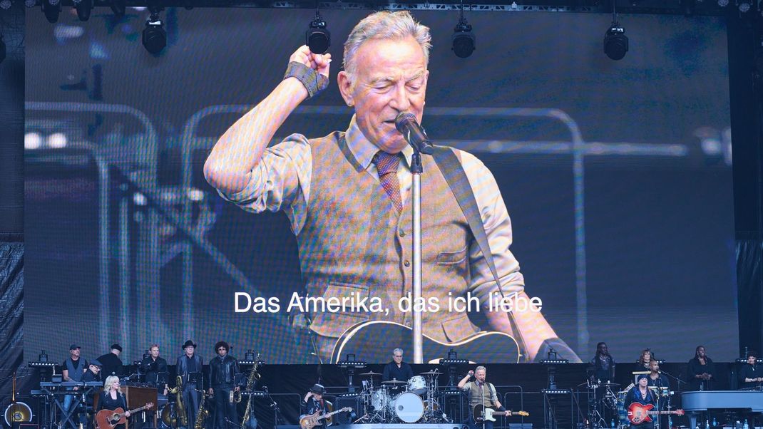 Bruce Springsteen spielte im Olympiastadion in Berlin - und hatte auch eine politische Botschaft.