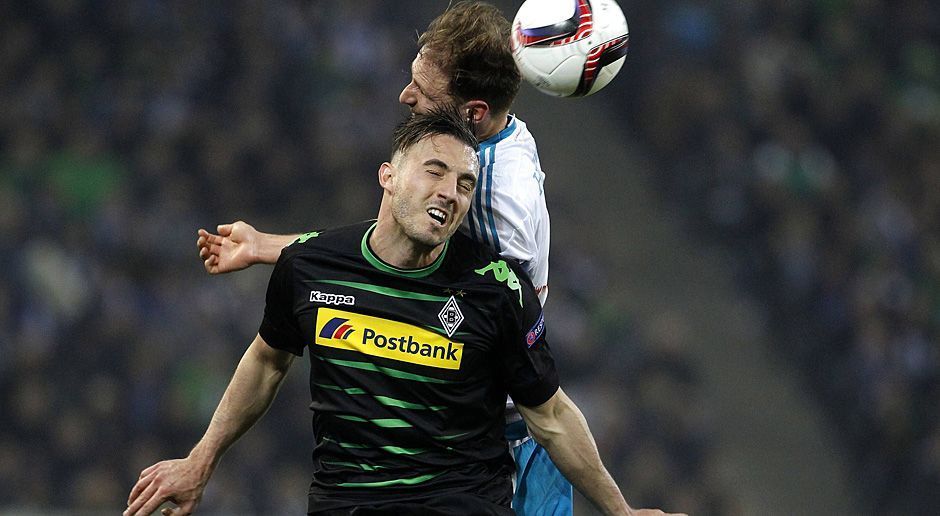 
                <strong>Josip Drmic (Borussia Mönchengladbach)</strong><br>
                Josip Drmic: Soll den angeschlagenen Stindl im Gladbacher Sturmzentrum ersetzen. Drmic gibt sich große Mühe und läuft die Schalker Innenverteidiger konsequent an. Im eigenen Ballbesitz allerdings nicht mit der gleichen Bindung zum Spiel wie Stindl für gewöhnlich. Drmic muss in Spielminute 19 eigentlich das 1:0 machen, sein Kopfball aus sechs Metern geht aber knapp links vorbei. Dafür mit der Vorlage zum Führungstor durch Christensen, als er sich im Kopfballduell gegen Goretzka stark durchsetzt. In Halbzeit zwei, als Schalke immer besser wird, mehr oder weniger unsichtbar. In Minute 82 ist der Arbeitstag für Drmic dann beendet.  ran-Note: 3,5
              