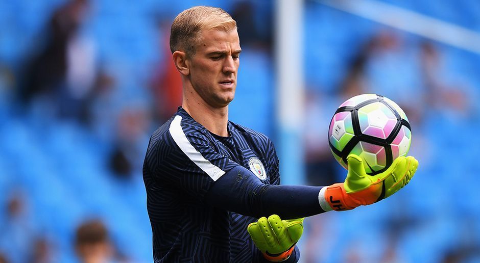 
                <strong>Joe Hart</strong><br>
                ... so sollen laut der "Daily Mail" unter anderem der FC Everton und der FC Sevilla ihr Interesse an dem englischen Nationalkeeper bekundet haben. Seit zehn Jahren steht Hart bei Manchester City unter Vertrag und war spätestens seit 2010 der Stammkeeper des Teams. Nun steht wohl ein neues Kapitel im Tor der Citizens an. Doch wer wird eigentlich Guardiolas neue Nummer eins?
              