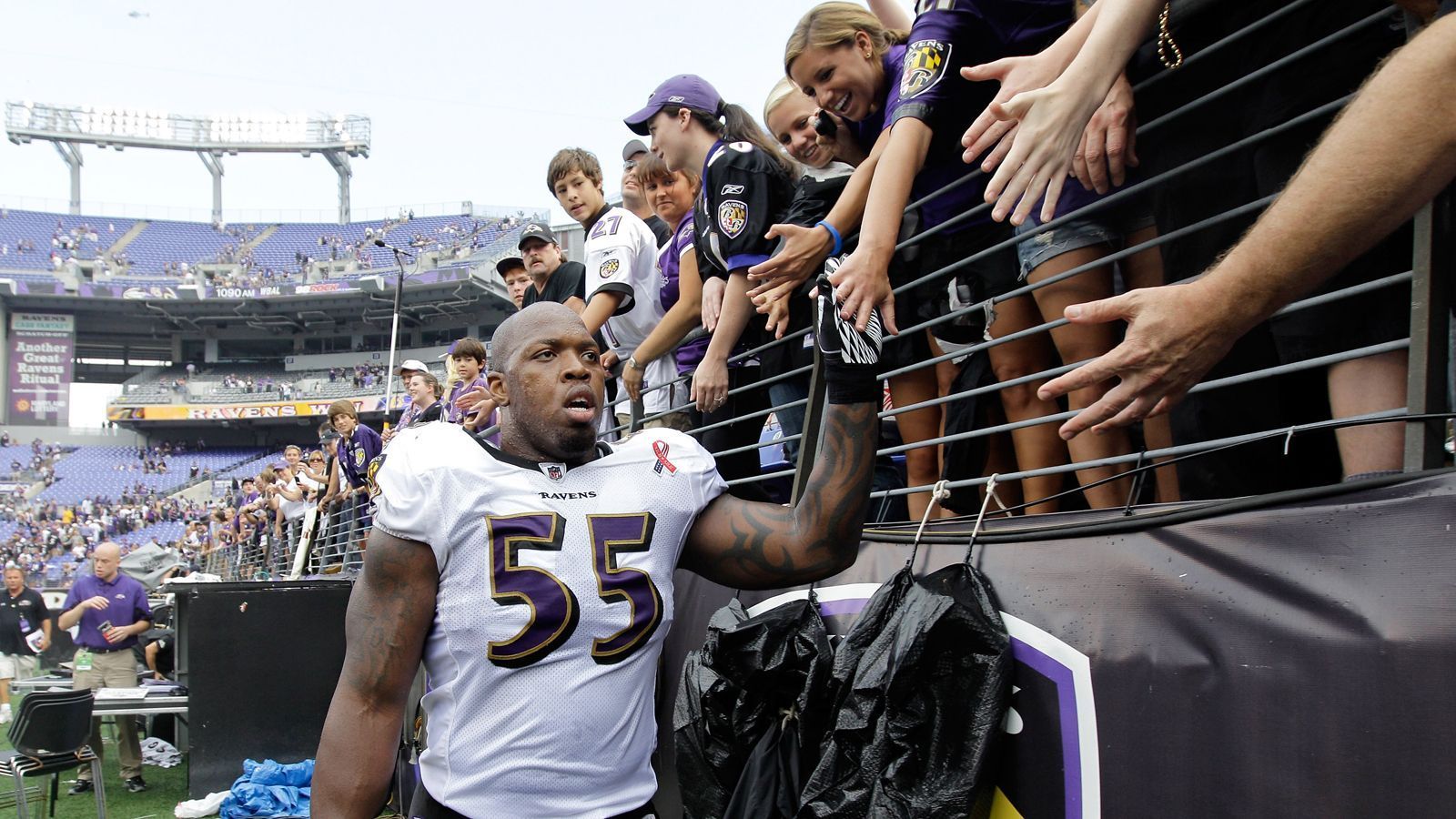 
                <strong>7. Duell: Ravens mit Blowout-Sieg</strong><br>
                Direkt zu Beginn der 2011er-Saison beweist die Defense der Ravens ihre Stärke. Beim deutlichen 35:7-Sieg über die Steelers sorgt die Gruppe um Terrell Suggs (Bild) für gleich sieben (!) Turnover. Suggs selbst trägt mit drei Sacks dazu bei, dass Roethlisberger drei Interceptions wirft und zwei Mal den Ball verliert. Harbaugh verkürzt auf 3:4
              