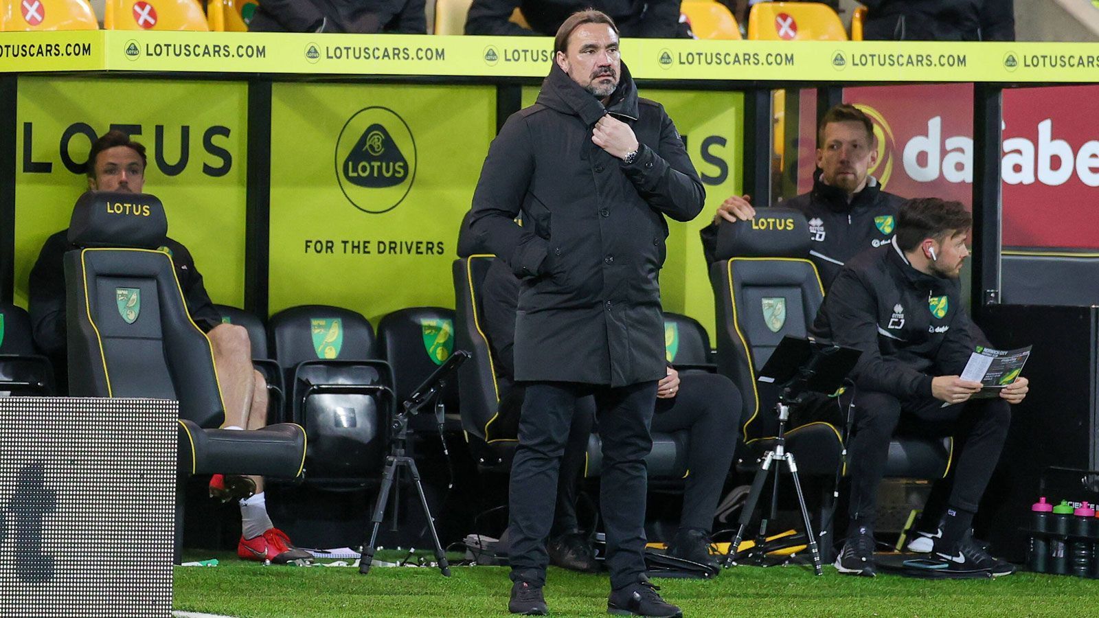 
                <strong>Daniel Farke (Norwich City)</strong><br>
                Das Portal "TEAMtalk.com" bringt mit Daniel Farke einen weiteren Namen für den Trainerposten ins Spiel. Der 44-Jährige steht derzeit noch beim englischen Zweitligisten Norwich City unter Vertrag und hat den Aufstieg in die Premier League geschafft. Zwar ist der gebürtige Ostwestfale noch bis 2022 an seinen Verein gebunden, allerdings soll er eine Klausel in seinem Arbeitspapier haben, die ihm einen vorzeitigen Abgang ermöglicht. In Deutschland betreute Farke unter anderem die zweite Mannschaft von Borussia Dortmund.
              