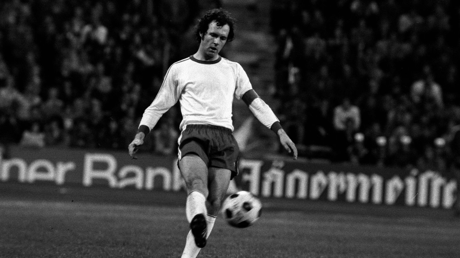 
                <strong>Franz Beckenbauer</strong><br>
                Der "Kaiser" hat es natürlich auch in die Top 10 seines guten Freundes Pele geschafft. Europameister, Weltmeister als Spieler und Trainer und alle Titel, die man im Vereinsfußball nur gewinnen kann: Der Ehrenpräsident des FC Bayern München darf nicht fehlen. 
              