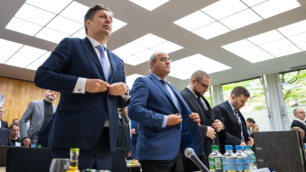 Im Berufungsverfahren um den Streit der Einstufung der AfD durch den Verfassungsschutz stehen die AfD-Politiker Maximilian Krah (l.) und Peter Boehringer in Münster vor Gericht.