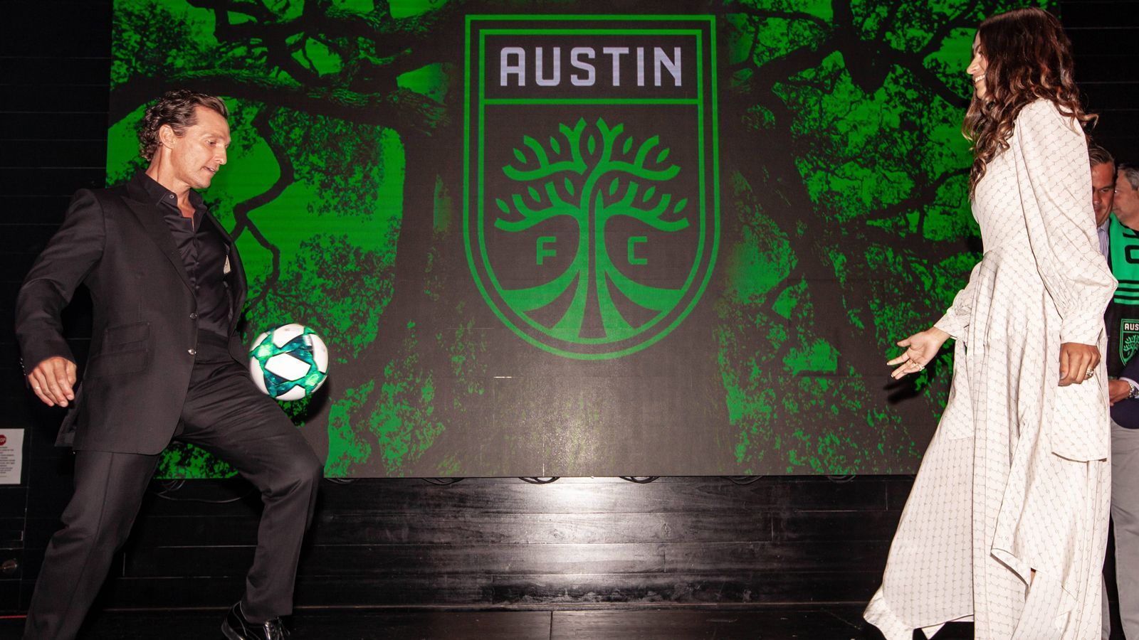 
                <strong>Matthew McConaughey (Austin FC)</strong><br>
                Ab 2021 startet Austin FC in der US-amerikanischen MLS. Schon jetzt werden hinter den Kulissen der Texaner die Weichen für den künftigen MLS-Start gestellt. Eine wesentliche Rolle hat dabei Hollywood-Star und Oscar-Gewinner Matthew McConaughey (li.). Der gebürtige Texaner ist als Co-Owner beim Fußball-Projekt in Austin als einer von vier maßgeblichen Geldgebern involviert. "Austin FC ist ein gesundes Investment in die Kultur und Zukunft unserer Stadt", sagte McConaughey zuletzt über sein Engagement in den Profifußball in Austin. Mit dem früheren 1860-München-Profi Josh Wolff steht der erste MLS-Coach für Austin FC ab 2021 bereits fest. 
              