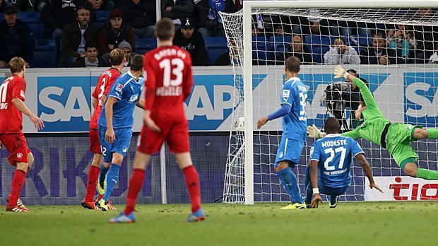 
                <strong>Kießling netzt seitlich ein</strong><br>
                Stefan Kießling (li.) dreht nach seinem Kopfball am 18. Oktober 2013 bei 1899 Hoffenheim bereits enttäuscht ab, doch durch ein Loch im Tornetz landet die Kugel im Kasten. Schiri Felix Brych hat gegen den Treffer zum 2:0 nichts einzuwenden. Am Ende gewinnt Bayer Leverkusen in Sinsheim mit 2:1, ein Einspruch der Gastgeber wird abgewiesen.
              