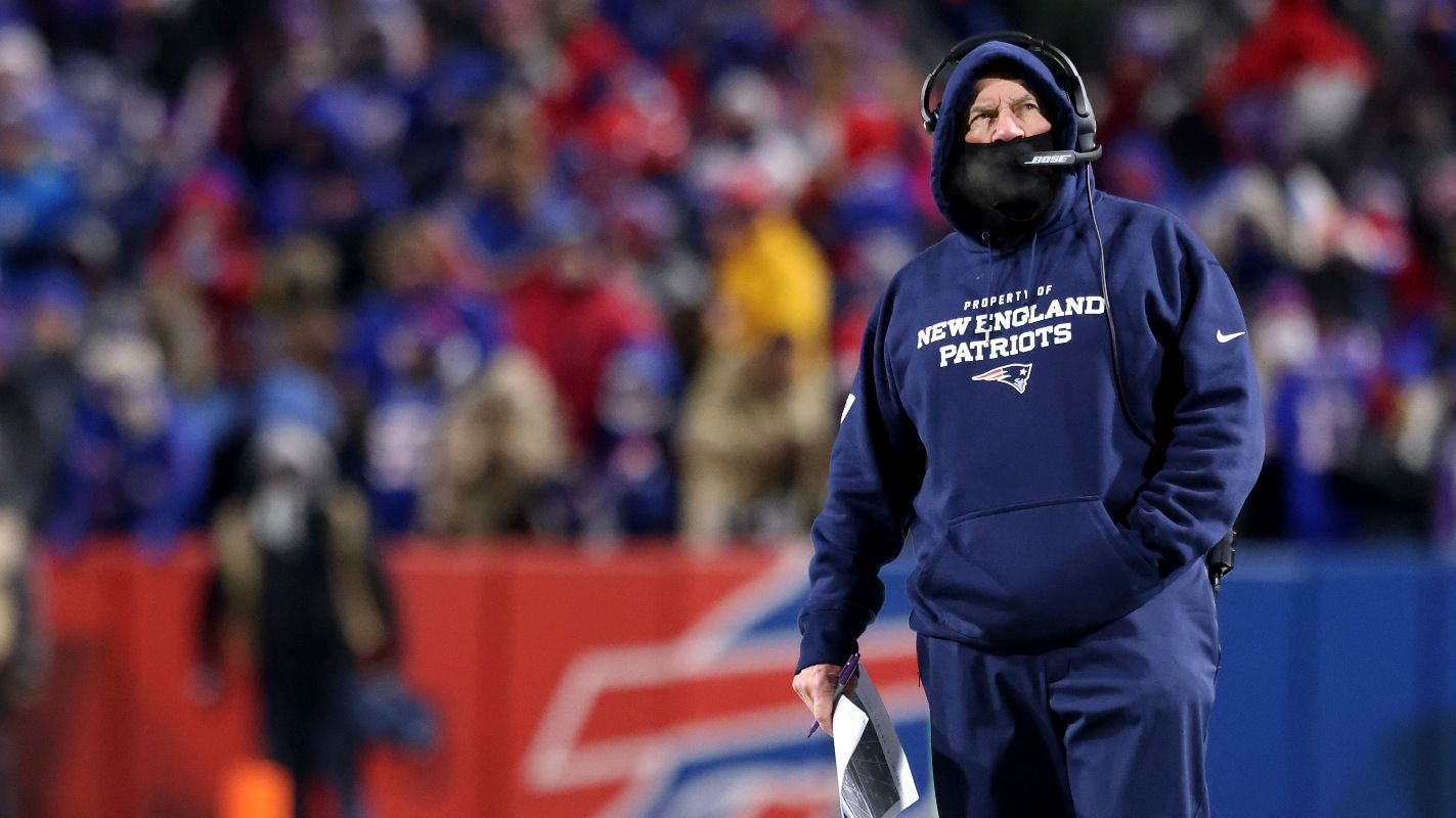 
                <strong>Verlierer: Bill Belichick</strong><br>
                Einen Abend zum Vergessen erlebte Head Coach Bill Belichick von den New England Patriots. Sein Team ging bei den Buffalo Bills mit 17:47 hoffnungslos unter und auch die Coaching-Legende fand im Laufe des Spiels keine Antworten. "Wir hatten über die Saison unsere Schwächen, aber das war mit Sicherheit das am wenigsten wettbewerbsfähige Spiel, das wir gespielt haben", polterte er nach dem Spiel. Damit gelingt Belichick auch im zweiten Jahr in Folge kein Sieg in den Playoffs, seit Tom Brady die Patriots verließ, im Vorjahr wurden die Playoffs sogar ganz verpasst. Zuvor war das ehemalige Traum-Duo als Seriensieger regelmäßig in der Postseason erfolgreich.
              