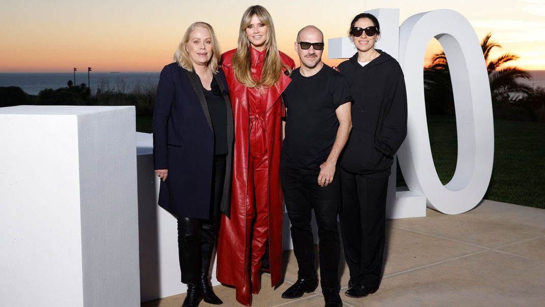 Sticht heraus: Heidi Klums rotes Outfit ist ein schöner Farbklecks zwischen Kerstin Schneider (links von ihr) und dem Fotografen-Duo Mauro Mongiello und Sofia Sanchez.