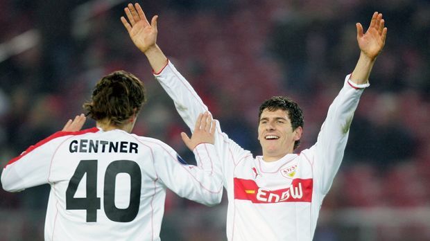 
                <strong>Mario Gomez (VfB Stuttgart)</strong><br>
                Mario Gomez (VfB Stuttgart): Und noch einmal VfB Stuttgart! Mit Gomez brachten die Schwaben einen der besten deutschen Angreifer der letzten Jahre heraus. 2001 kam der Angreifer mit 15 Jahren aus Ulm zum VfB. Am 8. Mai 2004 durfte er unter Coach Felix Magath dann mit 18 Jahren erstmals für die Stuttgarter Profis in der Bundesliga ran, konnte aber die 1:2-Niederlage beim HSV nicht verhindern. Nach seinem Wechsel von Stuttgart zum FC Bayern war er zwischenzeitlich der teuerste Bundesliga-Transfer aller Zeiten. Zuletzt wurde er als Torschützenkönig Meister mit Besiktas Istanbul.
              