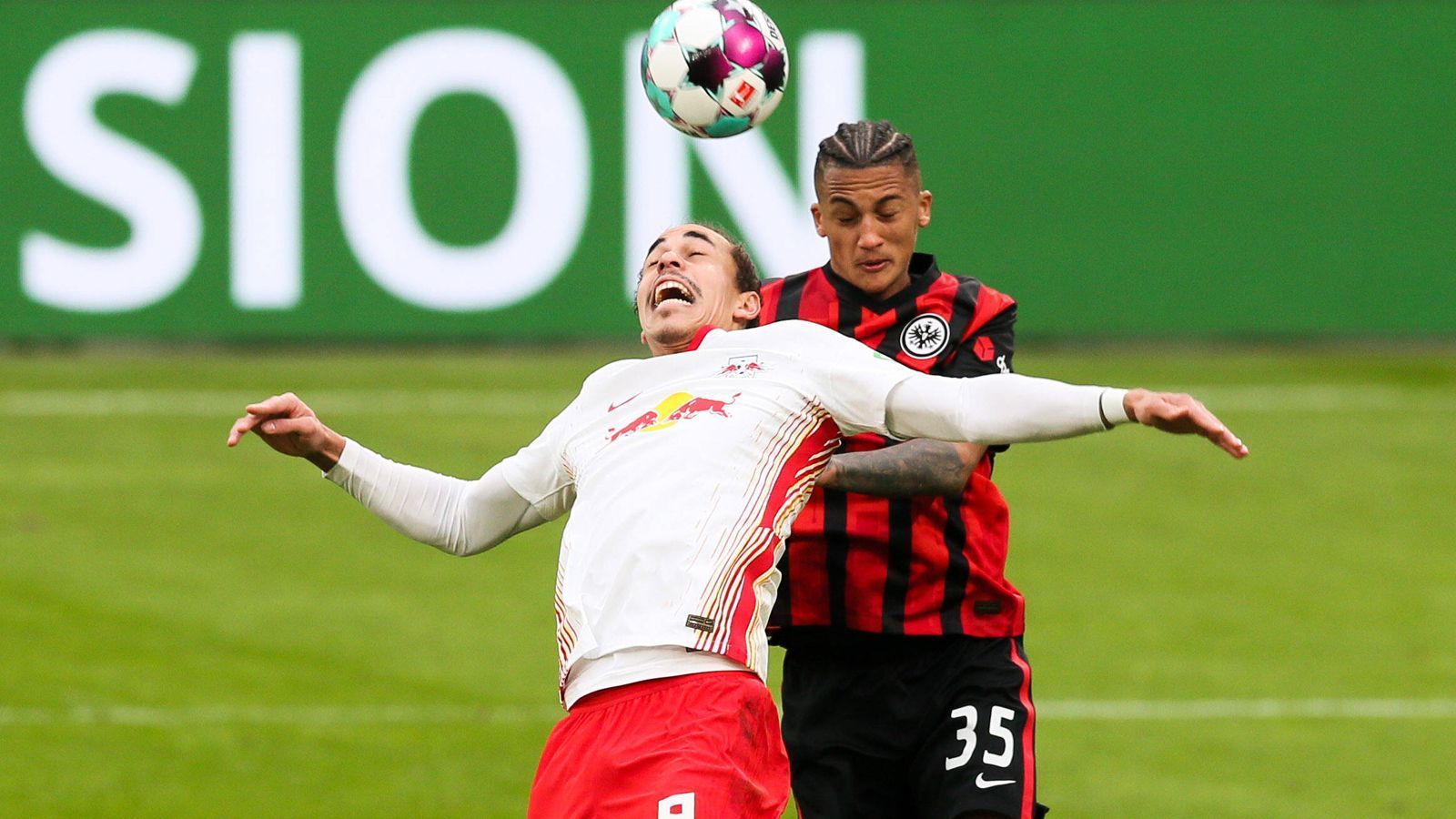 
                <strong>2. Halbzeit: Frankfurts junge Abwehr hält Stand</strong><br>
                Nach Leipzigs schneller Führung nach Wiederanpfiff braucht Frankfurt eine Weile, um wieder ins Spiel zu finden. In der 58. Minute vereitelt Peter Gulacsi die bis dahin größte Gästechance durch Amin Younes stark, ehe Kamada dann doch zuschlägt. Leipzig drängt danach auf die erneute Führung, doch weitere Chancen durch Sörloth (77.) und den eingewechselten Christopher Nkunku (78.) bleiben ungenutzt. Auf der Gegenseite vergibt Luka Jovic (81.) die größte Gelegenheit. Vor allem für Frankfurts junge Innenverteidiger Tuta (r.) und Evan N'dicka, die beide gelbvorbelastet in die Zweikämpfe gehen, ist das Halten des 1:1 im Leipziger Sturmlauf eine bestandene Feuerprobe.
              