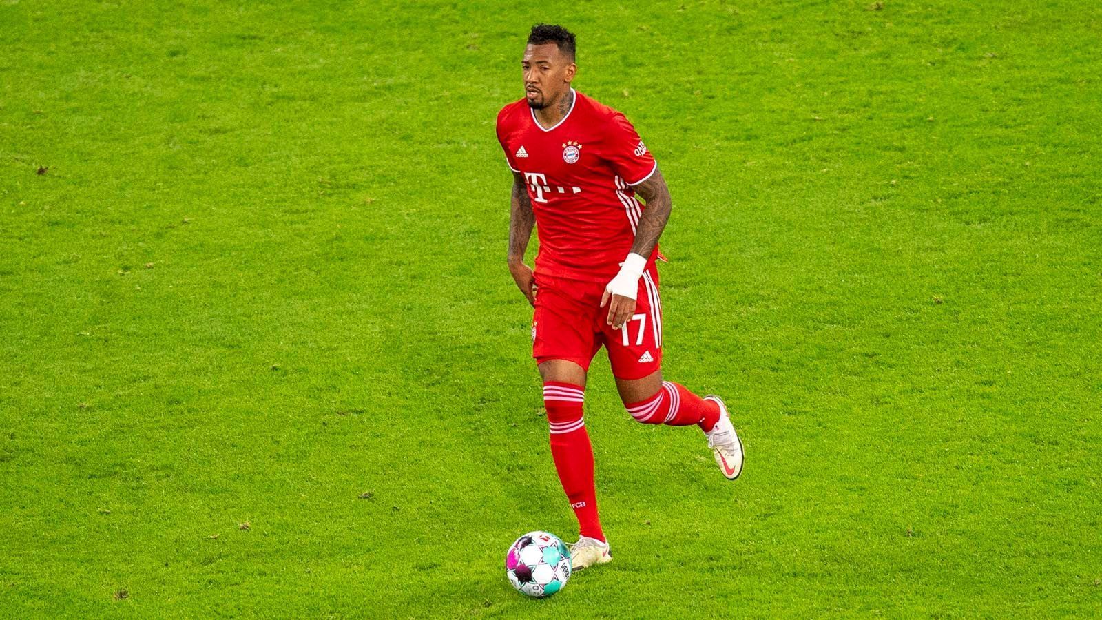 
                <strong>Jerome Boateng (FC Bayern)</strong><br>
                Auch weil mit Verteidiger-Kollege Jerome Boateng ein weiterer Defensivbaustein im Team von Hansi Flick den Klub wohl ablösefrei verlässt. Und das, obwohl Boateng in den vergangenen Wochen und Monaten stets zuverlässig seine Leistung gebracht hat. Doch im Klub scheint man nicht mehr mit dem Weltmeister von 2014 zu planen. Mit gleich zwei Abgängen ist klar, dass dringend Verstärkung für die Defensive her muss.
              