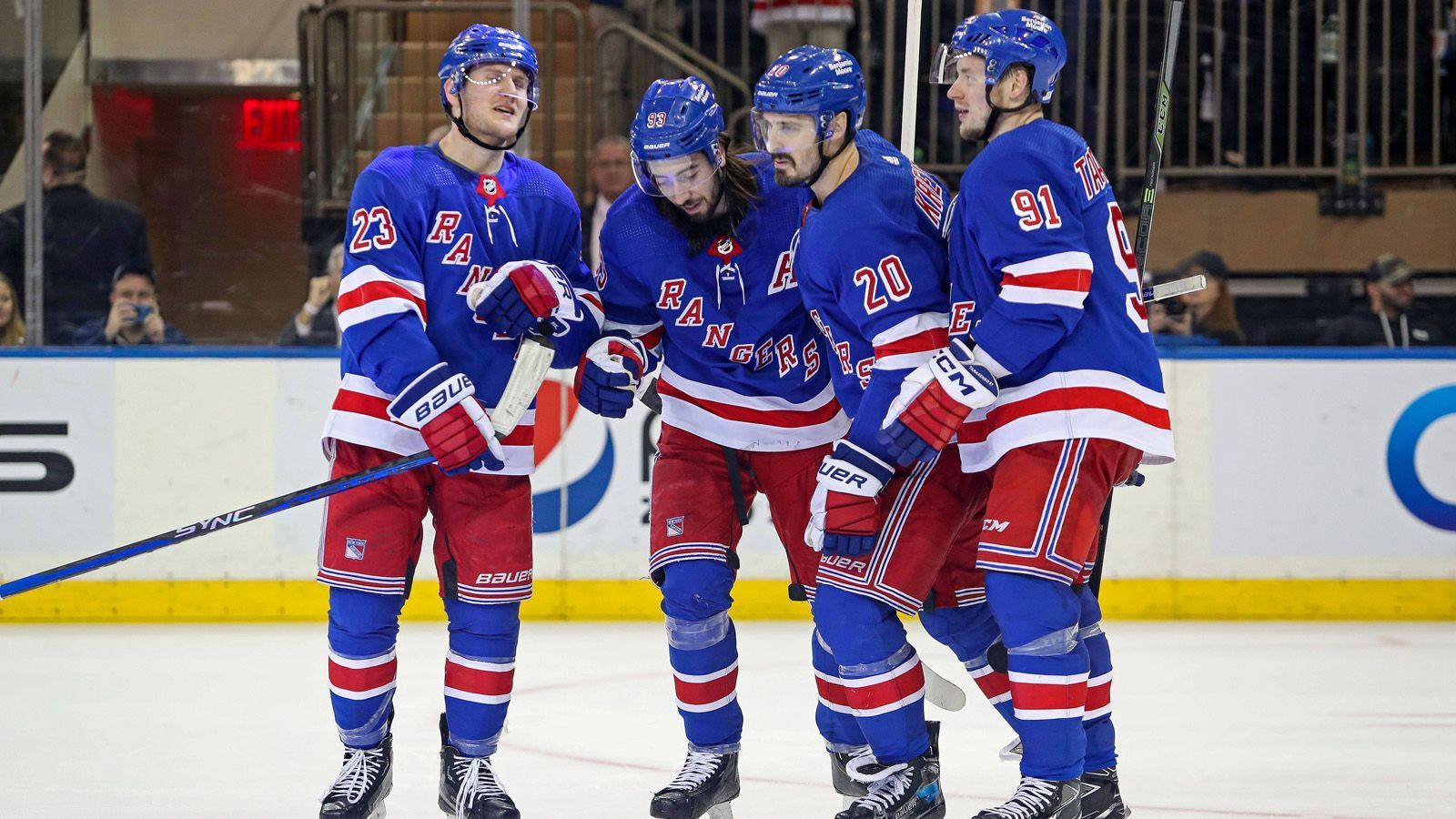 
                <strong>Platz 9: New York Rangers (47-22-13); Platz 3 der Metropolitan Division (Vorwoche: Platz 10)</strong><br>
                Die Rangers scheiterten in der vergangenen Saison im Conference Finale. Ob sie diesmal das Finale um den Stanley Cup erreichen? Der Kader ist stark besetzt. Die teaminterne Scorerwertung führt Linksaußen Artemi Panarin (29 Tore, 63 Assists) an. Center Mika Zibanejad (39 Tore, 52 Assists) spielte die effektivste Saison seiner Karriere. Zudem ließ die Defensive mit 2,63 Gegentreffern die viertwenigsten Gegentore zu.
              