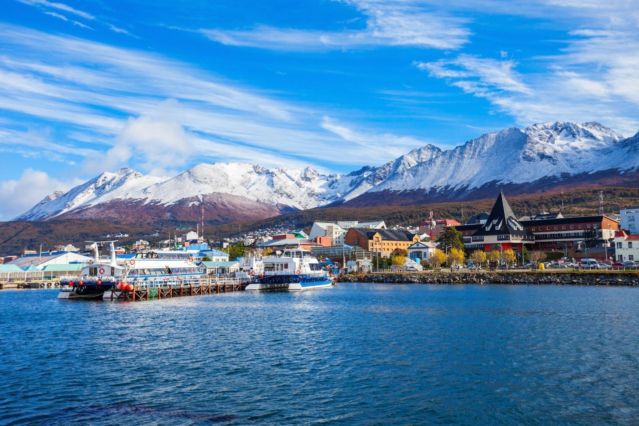 Patagonisches City-Life bietet Ushuaia. 5 Dinge, die man in der Hauptstadt der argentinischen Provinz Tierra del Fuego (deutsch: Feuerland) tun sollte: 1. Im Museo del Fin del Mundo die Besiedelungsgeschichte Feuerlands bestaunen. 2. Ein Instagram-taugliches Foto vom Leuchtturm am Ende der Welt (Faro Les Éclaireurs) schießen. 3. Auf der Einkaufsstraße San Martín shoppen gehen. 4. Durch die Straßen spazieren und sich die Stree