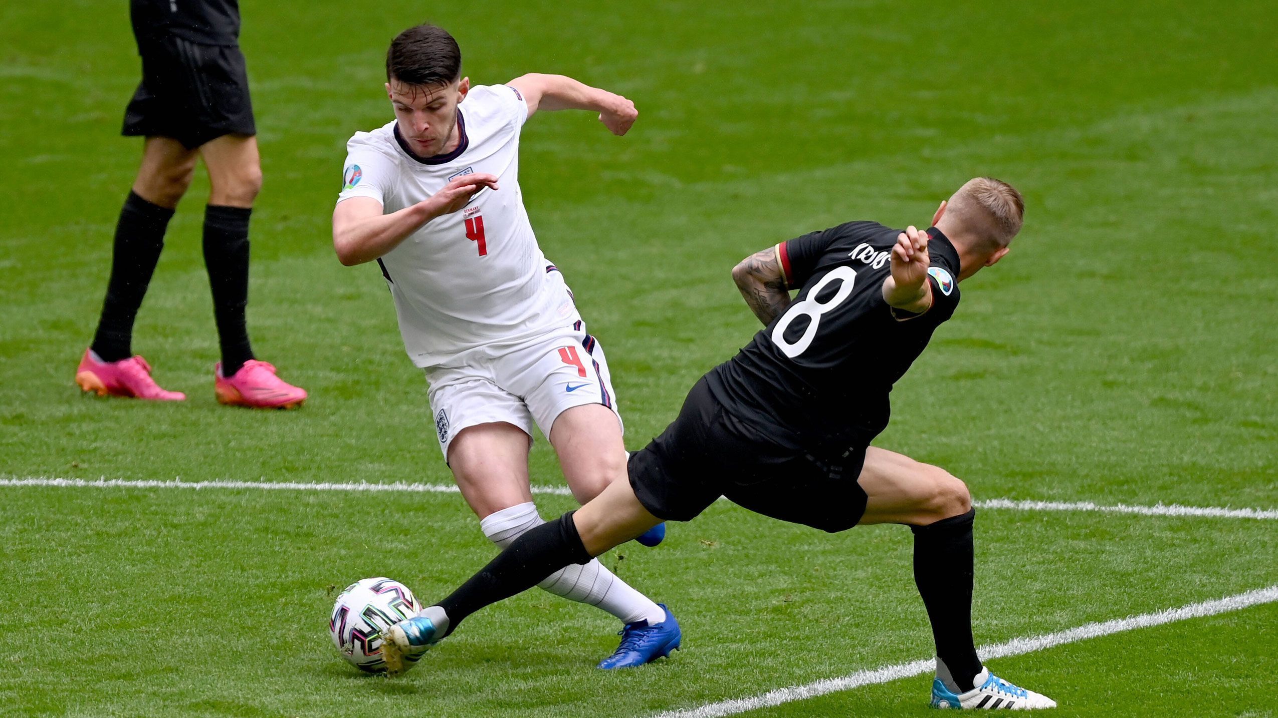 
                <strong>Declan Rice (England)</strong><br>
                Er kann Goretzka nur per Foul stoppen, kurz vor dem Strafraum, weil seine Vorderleute nicht genug Druck machen (8.) und sieht dafür Gelb. Auch ansonsten in den ersten 45 Minuten ein diskreter Auftritt von Rice. In der zweiten Hälfte sorgt er für defensive Stabilität, offensiv aber wirkungslos. ran-Note: 4 
              