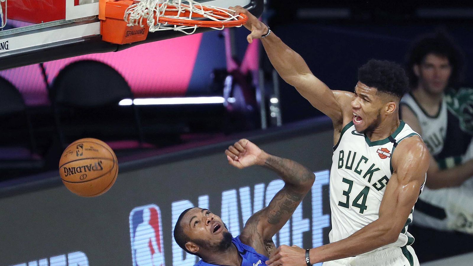 
                <strong>Platz 2 - Milwaukee Bucks</strong><br>
                Direkt unter den Clippers auf der Liste der Enttäuschungen in der letzten Saison. In der Offseason hat sich einiges getan. Aufbauspieler Eric Bledsoe wurde für Jrue Holiday weggetradet. Auch Backup George Hill ist weg, dazu die erfahrenen Kyle Korver und Robin Lopez. Mit D. J. Augustin gibt's nochmal Verstärkung. Am Ende kommt es aber wieder nur auf Superstar Giannis Antetokounmpo an. Der "Greek Freak" unterschrieb erst kürzlich einen Maximalvertrag für fünf Jahre und fast 230 Millionen Dollar - der dickste Vertrag in der NBA. Jetzt muss geliefert werden und zwar vor allem in den Playoffs.
              