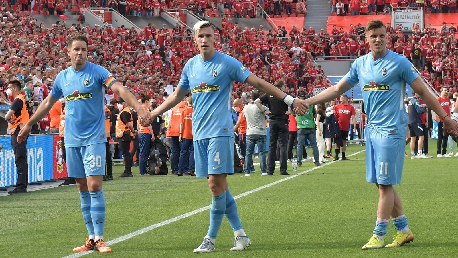 
                <strong>Gewinner: Nico Schlotterbeck (SC Freiburg)</strong><br>
                Wenn sich Bayern und Dortmund um einen Spieler streiten, dann nicht ohne Grund. Der 22-Jährige avancierte in dieser Saison beim SC Freiburg zum wohl besten und übrigens auch torgefährlichsten Innenverteidiger der Bundesliga. Die Belohnung ist neben Platz sechs in der Tabelle auch der Wechsel zum BVB. Dass sich der Nationalspieler laut dem designierten Sportdirektor Sebastian Kehl damit nicht für das finanziell lukrativste Angebot entschieden hat, macht ihn sympathisch obendrein.
              