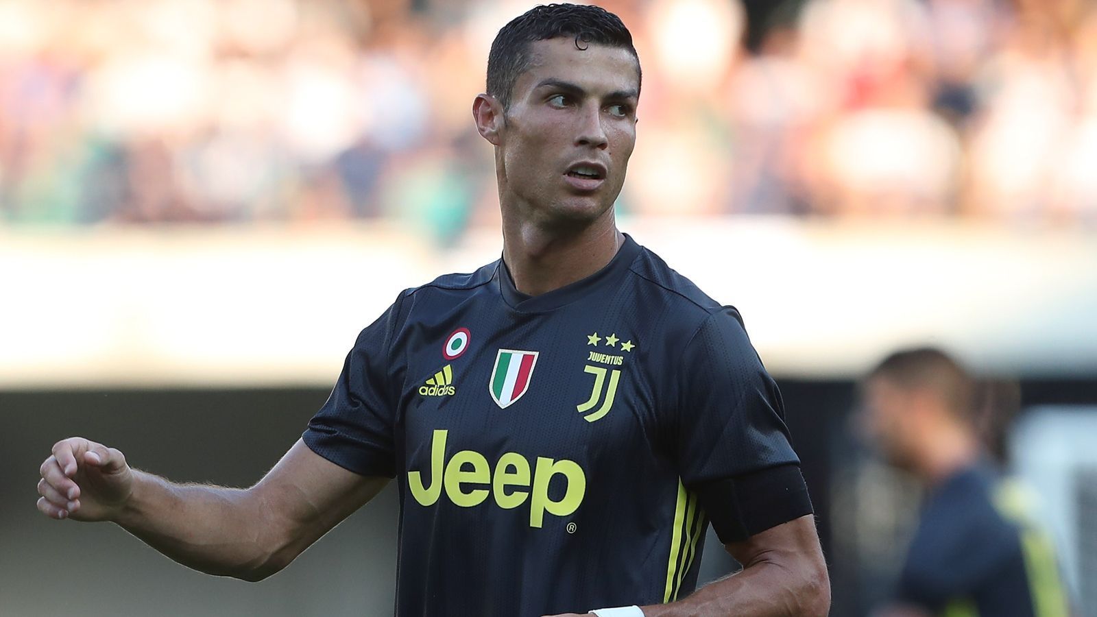 
                <strong>Platz 1 - Cristiano Ronaldo (Juventus Turin)</strong><br>
                Jahresgehalt: 31 Millionen EuroPosition: LinksaußenAlter: 33 JahreVertrag bis: 30. Juni 2022
              