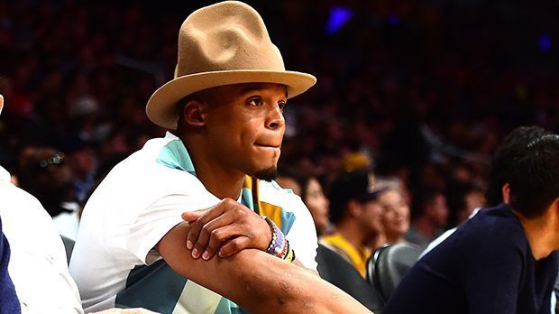 
                <strong>Cam Newton mit extravagantem Hut</strong><br>
                Cam Newton hat es wieder getan: Am Donnerstag fiel er bei einem Basketball-Spiel der Los Angeles Lakers gegen die Cleveland Cavaliers mit diesem überdimensionalen Hut auf. Damit stahl er den beiden Superstars Kobe Bryant und LeBron James die Show, denn nicht nur in der Halle, auch in den Medien sorgte der Quarterback für Furore. Doch der Panthers-Quarterback ist nicht der einzige NFL-Spieler, der mit extravaganten Outfits für Aufsehen sorgt. ran.de zeigt den Style der NFL-Stars.
              