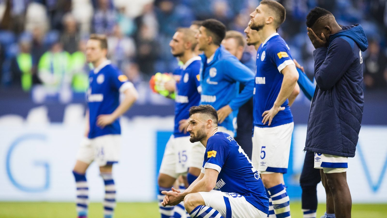 
                <strong>Relegation: Schalke muss sensationell runter!</strong><br>
                Dort heißt der Gegner SC Paderborn, der in der 2. Bundesliga unter Trainer Steffen Baumgart zu einem wahren Offensivmonster geworden ist. Nur der 1. FC Köln schoss mehr Tore. Und mit dem Schwung aus der starken Rückrunde geht der SCP furchtlos in die Relegationsduelle gegen die großen Schalker. Die sind sichtlich überrascht, verlieren das Hinspiel in Paderborn mit 1:2 und kommen zu Hause nicht über ein 1:1 hinaus. Der erste Schalker Abstieg seit 1988 steht fest… zumindest in unserem Szenario. Quatsch, sagt Ihr? Dann tippt euren Saisonendspurt im Bundesliga Tabellenrechner.
              