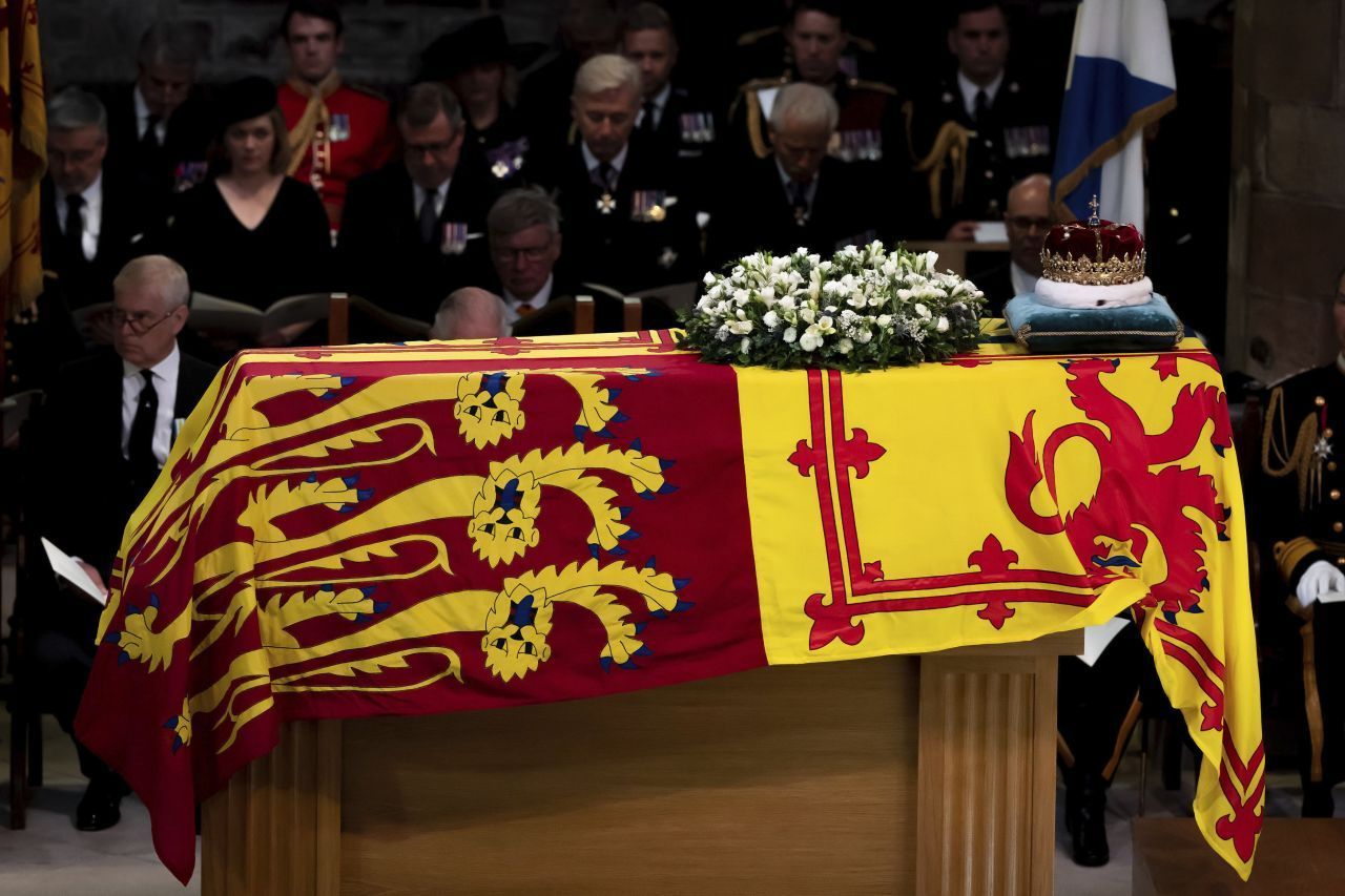 Während eines Besuchs des oder der Monarch:in kann die bunte Flagge auch auf offiziellen oder privaten Gebäude wehen. Im Gegensatz zur Unionsflagge wird die Royal-Standard-Flag auch nach dem Tod eines Monarchen oder einer Monarchin nie auf Halbmast gehisst, da stets ein Souverän auf dem Thron sitzt.