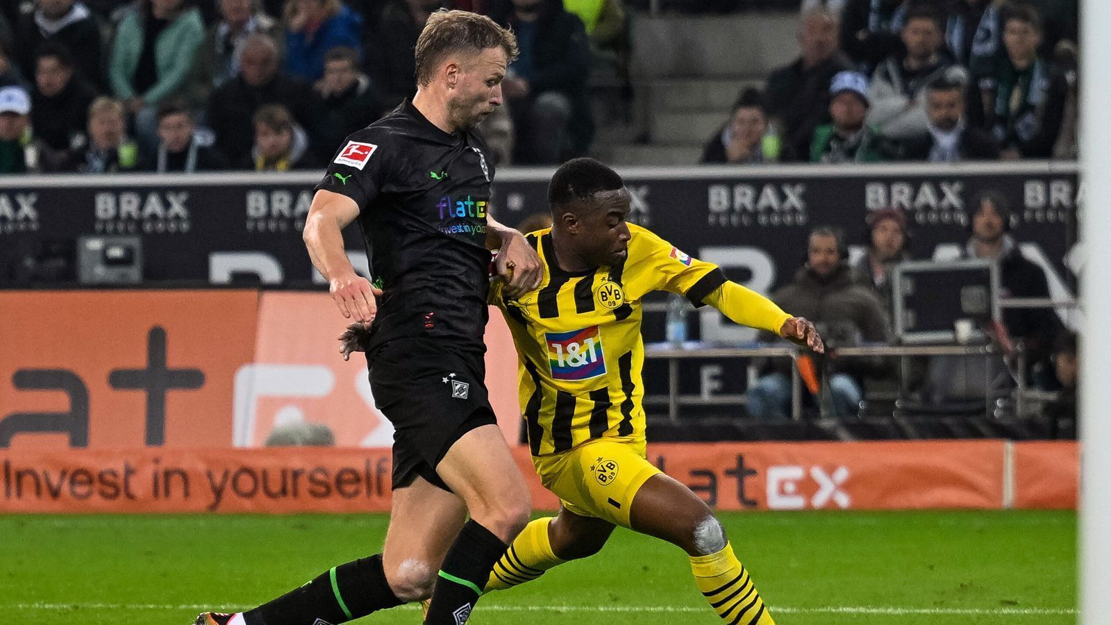 
                <strong>Marvin Friedrich (Borussia Mönchengladbach)</strong><br>
                Spielt unauffällig – was für einen Innenverteidiger nicht unbedingt schlecht sein muss. Am Boden gegen die flinken Moukoko, Malen und Co. mit den gewohnten Problemen, in der Luft meist souverän. Trotzdem wirkt die komplette Innenverteidigung mit ihm aktuell recht anfällig - was der BVB allerdings nicht vollends nutzen konnte. ran-Note: 3
              