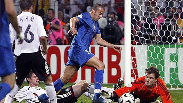 <strong>WM 2006 Halbfinale</strong><br>Deutschland feiert sein Sommermärchen. Und Italien ist in Dortmund die letzte Hürde zum Finale. Angetrieben von Bundestrainer Jürgen Klinsmann hält die DFB-Elf ein 0:0, bis zur 119. Minute. Dann trifft Fabio Grosso und stürzt das ganze Land in Fußball-Trauer. Alessandro del Piero legt sogar noch zum 2:0 für den späteren Weltmeister nach. Eine ganze Nation im Tränenmeer.