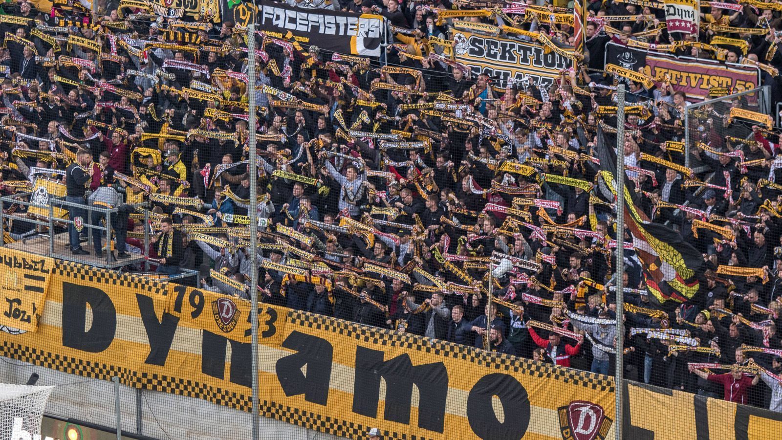 
                <strong>Platz 5: Dynamo Dresden</strong><br>
                Verkaufte Dauerkarten: 
              