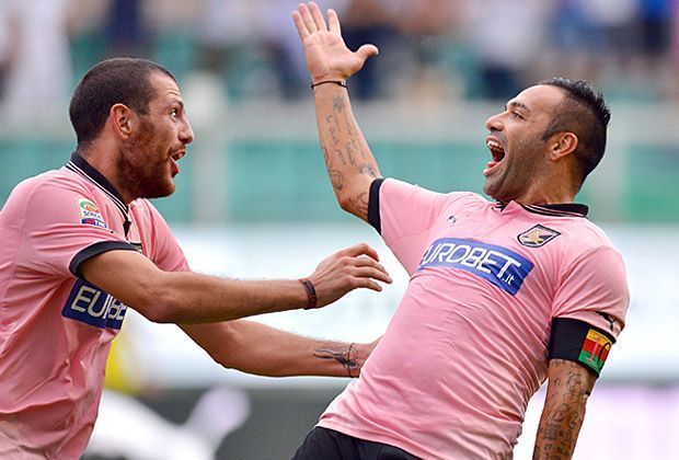 
                <strong>Fabrizio Miccoli</strong><br>
                ...doch Miccoli ist seit Kindertagen glühender Lecce-Fan. In der Halbzeit muss der Kapitän von Palermo sogar ausgewechselt werden, weil er mit der Situation nicht zurecht kommt. "Lecce ist meine Mannschaft und ich habe sie verletzt" sagt er nach dem Spiel
              