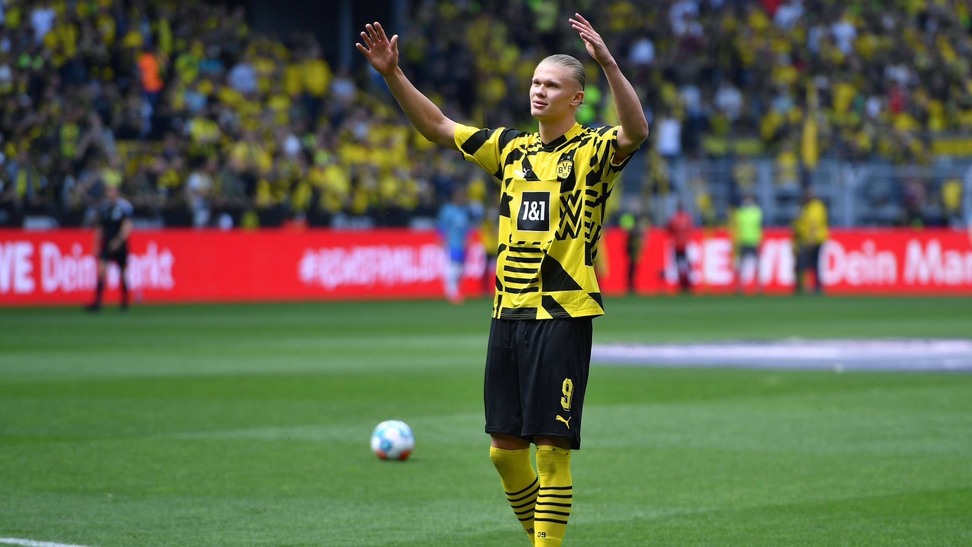 
                <strong>Die Klauseln im City-Vertrag von Erling Haaland</strong><br>
                Es ist einer der Top-Transfers dieses Sommers: Erling Haaland wechselte für rund 70 Millionen Euro von Borussia Dortmund zu Manchester City. Dort hat der Norweger einen Vertrag bis 2027 unterschrieben. Ob er aber so lange bei den Citizens bleibt, ist fraglich. Denn laut "Marca" hat sich der Stürmerstar gleich mehrere Ausstiegsklauseln in sein Arbeitspapier schreiben lassen.
              